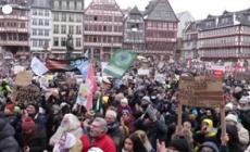 Germania, a Francoforte circa 35mila persone sfilano contro l'estrema destra