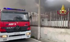 In fiamme deposito di abbigliamento ad Agnano: nessun ferito