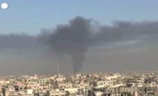 Gaza, colonna di fumo si alza sui palazzi di Khan Yunis