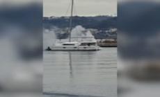 Barca in fiamme a Pozzuoli, traffico bloccato nel porto