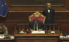 Primo si' all'Autonomia, ma e' bagarre in Aula