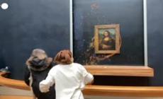 Parigi, attiviste lanciano zuppa sul vetro della Gioconda al Louvre