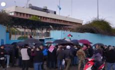 Libano, palestinesi protestano contro la sospensione degli aiuti all'Unrwa