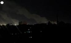 Gaza, il fumo si solleva nella notte di Rafah