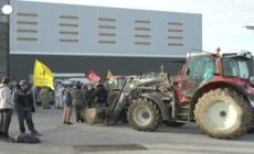 Francia, agricoltori bloccano per due ore una base logistica di Intermarche'