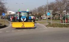 Protesta agricoltori, i trattori bloccano il casello autostradale a Brescia