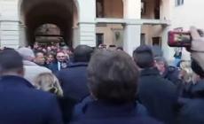 Giorgia Meloni ad Aosta beve dalla Coppa dell'amicizia