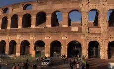 Sinner, l'ingresso del campione di tennis al Colosseo e poi alza la coppa