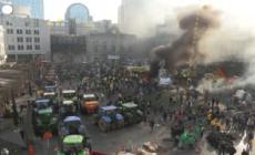 Protestano gli agricoltori, trattori e roghi in centro a Bruxelles