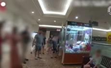 Australia, bambino bloccato in una claw machine: la polizia lo salva