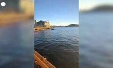 Una Tesla finisce nel fiordo di Oslo, salvati da una sauna galleggiante