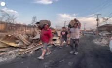 Incendi in Cile, a Vina del Mar si rimuovono detriti e carcasse di veicoli