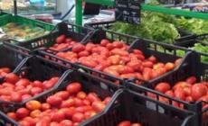 Carovita, italiani comprano meno ma spendono di piu'