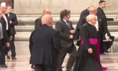 L'abbraccio tra il Papa e il presidente argentino Milei nella Basilica di San Pietro
