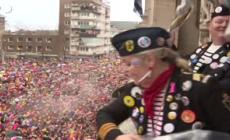 Carnevale, a Dunkerque il tradizionale lancio delle aringhe