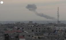 Gaza, bombardamenti notturni su Rafah: la conta dei danni tra le macerie