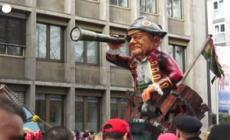 Scholz diventa pirata e Putin guida un'automobile rosa: lo spettacolo del carnevale di Magonza