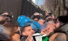 Napoli, scontri davanti sede Rai: manifestanti feriti al presidio