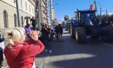 Agricoltori, 100 trattori sfilano per Napoli: accolti da applausi