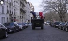 Agricoltori, Parigi: una "mucca" guida il corteo in vista della Tour Eiffel