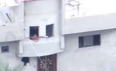 Gaza, esercito israeliano bombarda casa dopo attacco con un rpg da una finestra contro soldati israeliani