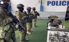 Ecuador, l'esercito mostra armi sequestrate durante scontri con guerriglieri