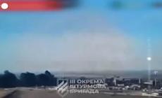 Ucraina, una colonna di fumo si alza da Avdiivka dopo un attacco aereo