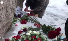 Navalny, Mosca: alcuni cittadini lasciano fiori in sua memoria