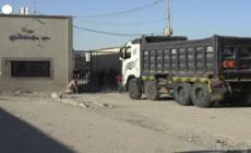 Gaza, camion trasportano aiuti umanitari al valico di Kerem Shalom