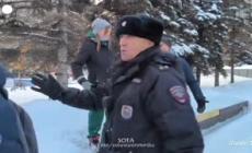 Navalny, a Mosca persone in lutto depongono fiori