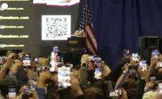 Trump lancia le sue sneaker dorate con la bandiera Usa