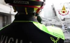 Crollo a Firenze, le operazioni senza sosta dei vigili del fuoco