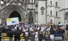 Assange, decine di manifestanti davanti all'Alta Corte di Londra