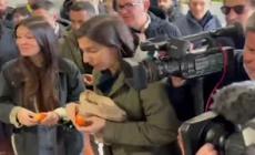 Elezioni Sardegna, Schlein contestata da una pensionata al mercato di Cagliari