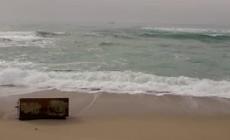 Cutro un anno dopo, i resti dell'imbarcazione sparsi sulla spiaggia subito dopo il naufragio