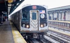 Donna data alle fiamme sulla metro a New York, è morta 