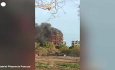 Valencia, l'incendio appena scoppiato ripreso da passanti