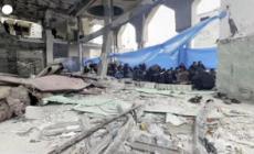 Gaza,  la preghiera del venerdi' tra le rovine della moschea di Rafah