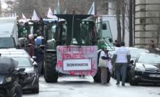 Parigi, i trattori sfilano alla vigilia del Salone dell'Agricoltura