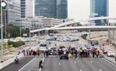 Israele, familiari degli ostaggi bloccano il traffico a Tel Aviv