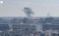 Gaza, nuvola di fumo su Rafah dopo l'attacco israeliano