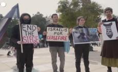 Tel Aviv, attivisti israeliani protestano contro la guerra di Gaza