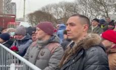 Mosca, folla di persone in attesa per l'ultimo saluto a Navalny