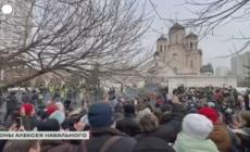 Funerali Navalny, la folla dei sostenitori scandisce il suo nome