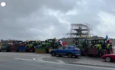 Agricoltori, i trattori si radunano davanti alla Reggia di Versailles