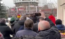 Navalny, il feretro viene portato verso il cimitero