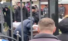 Navalny, l'ultimo saluto prima della chiusura della bara