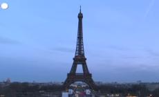 Francia, sulla Tour Eiffel celebrato il diritto all'aborto in Costituzione