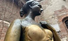 Verona, troppe carezze degli innamorati: "bucata" la statua di Giulietta