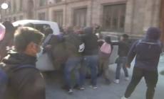 Messico, manifestanti irrompono nel palazzo presidenziale con un pick-up